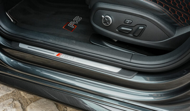 Audi RS4 Avant TFSI Quattro full