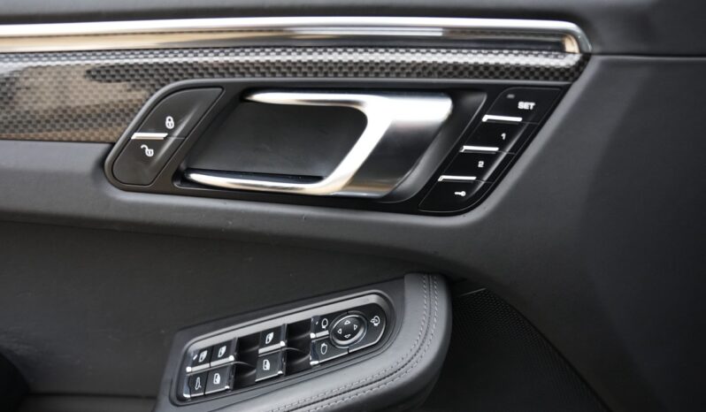 Porsche Macan Turbo full