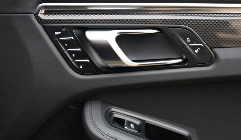 Porsche Macan Turbo full
